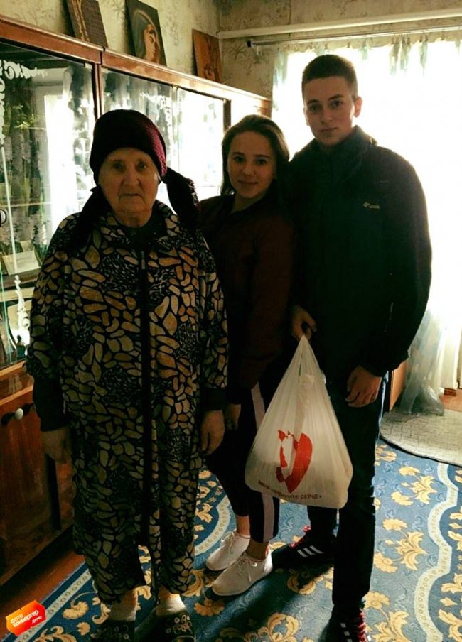 Ковельські студенти роздали одиноким бабусям продуктові набори