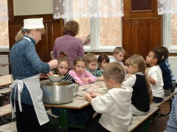 Лучани обурюються через подорожчання харчування у школах
