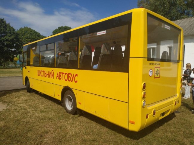 Сільська школа на Волині отримала новий автобус