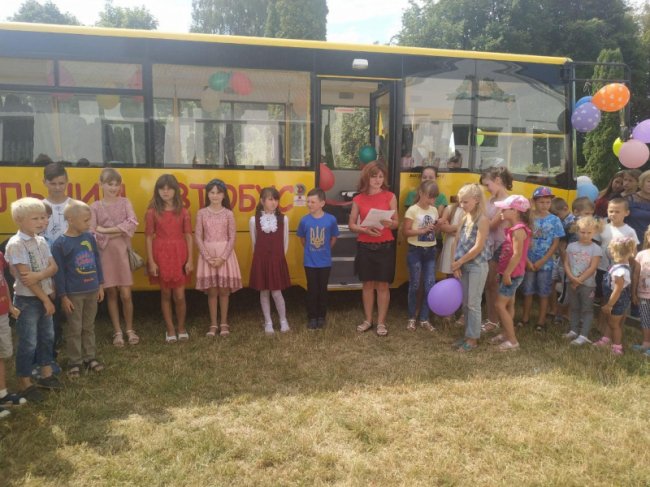 Сільська школа на Волині отримала новий автобус