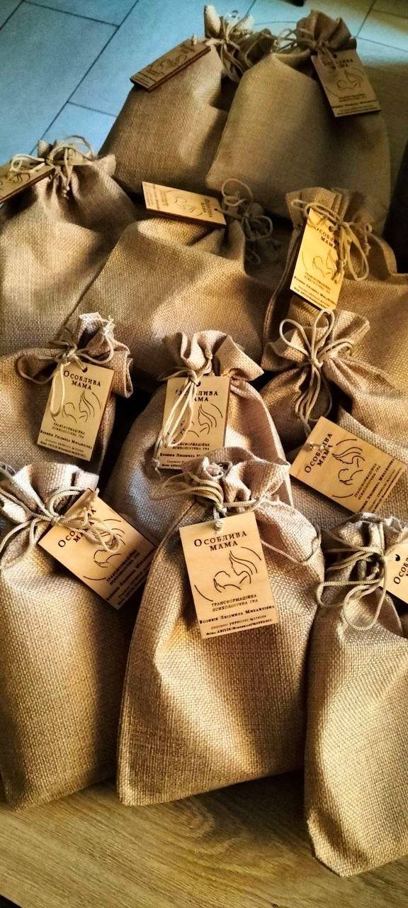 Розібратись у власних емоціях: у Луцьку для батьків дітей з інвалідністю презентували трансформаційну психологічну гру 