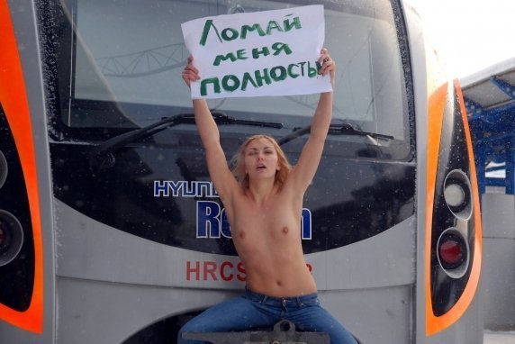 FEMEN роздягнулися на потязі Hyundai. ФОТО