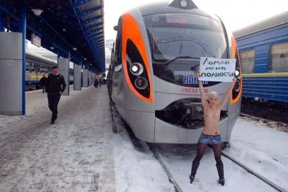 FEMEN роздягнулися на потязі Hyundai. ФОТО