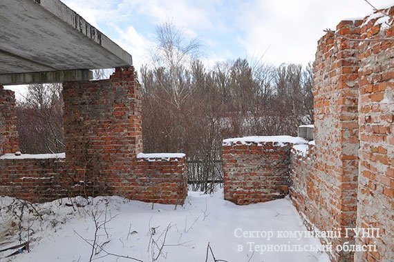 Через нерозділене кохання повісилась школярка