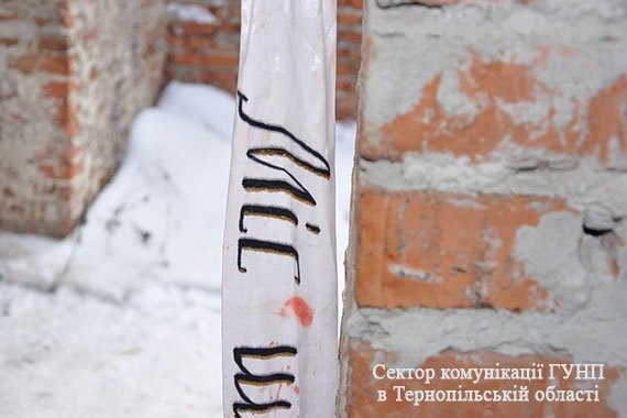 Через нерозділене кохання повісилась школярка