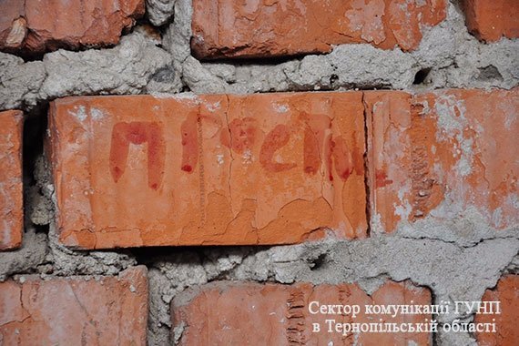 Через нерозділене кохання повісилась школярка