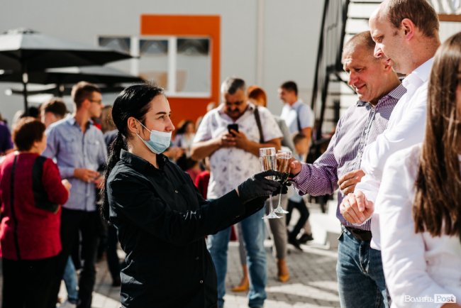 У новій локації і… з котом: як в інноваційній луцькій школі «ThinkGlobal» 1 вересня відзначали. ФОТО* 