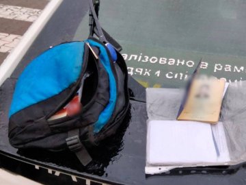 Вирвав з рук сумку: у Луцьку патрульні затримали злодія 