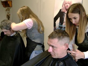 У Луцьку волонтерки-перукарки робили стрижки пораненим захисникам. ВІДЕО