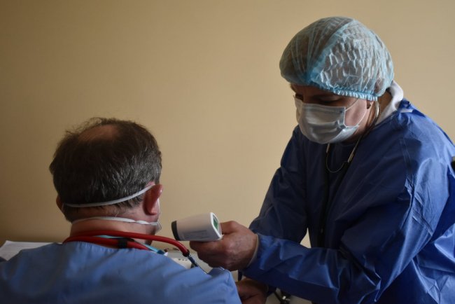 Перше щеплення від коронавірусу на Волині отримав відомий лікар Олег Яковенко