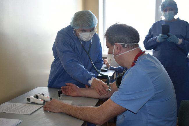 Перше щеплення від коронавірусу на Волині отримав відомий лікар Олег Яковенко