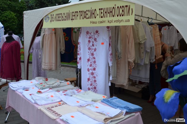 Від мініатюрних тістечок до величезних гойдалок: у центрі Луцька – свято професійної освіти. ФОТО