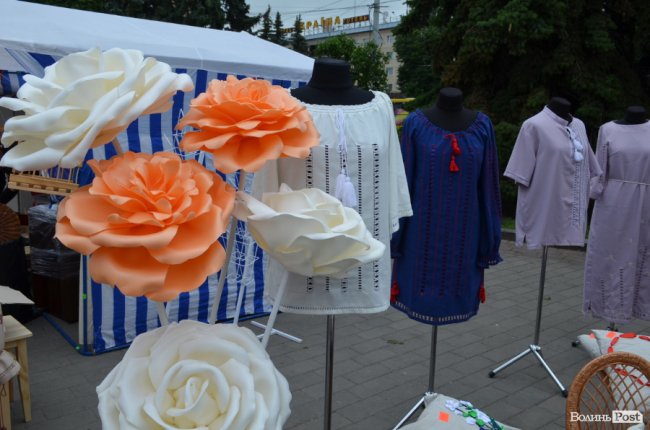 Від мініатюрних тістечок до величезних гойдалок: у центрі Луцька – свято професійної освіти. ФОТО