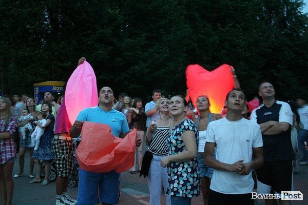 У Луцьку зізнавалися в коханні на небі. ФОТО