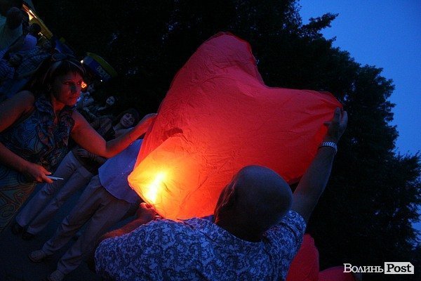 У Луцьку зізнавалися в коханні на небі. ФОТО