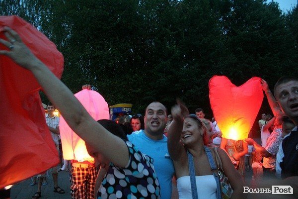 У Луцьку зізнавалися в коханні на небі. ФОТО