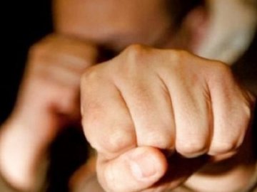 Лучанин серед білого дня побив і пограбував чоловіка