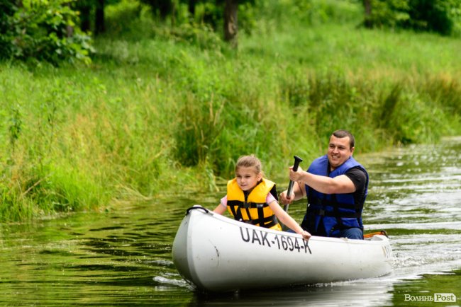 У луцькому парку в День батька влаштували унікальні перегони на човнах. ФОТО