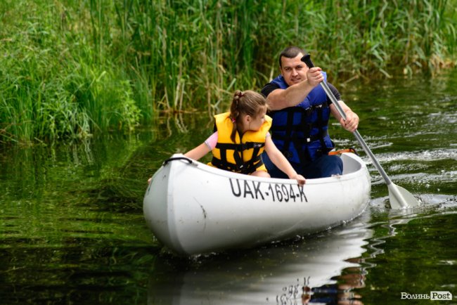 У луцькому парку в День батька влаштували унікальні перегони на човнах. ФОТО