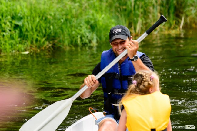 У луцькому парку в День батька влаштували унікальні перегони на човнах. ФОТО
