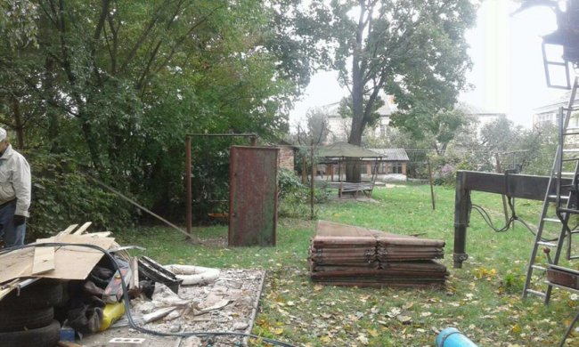 Луцькі муніципали зносили незаконні гаражі