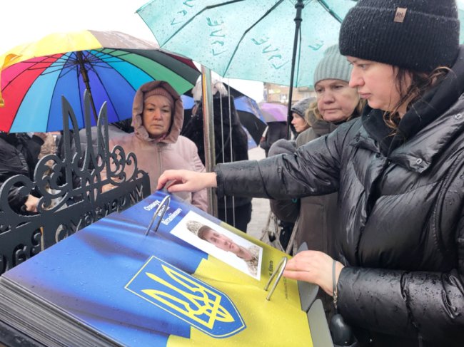 У місті на Волині встановили інсталяцію «Книга надії» з 80 іменами зниклих безвісти та військовополоненими