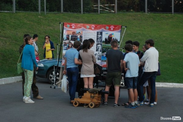 У Луцьку відкрили сезон нічного кіно просто неба. ФОТО