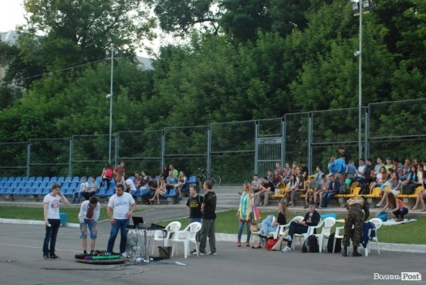 У Луцьку відкрили сезон нічного кіно просто неба. ФОТО