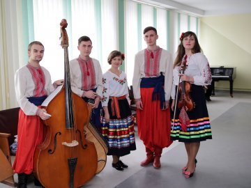 Учасник гурту, який поїде на «Євробачення», вчив дітей грі на сопілці у Гіркій Полонці