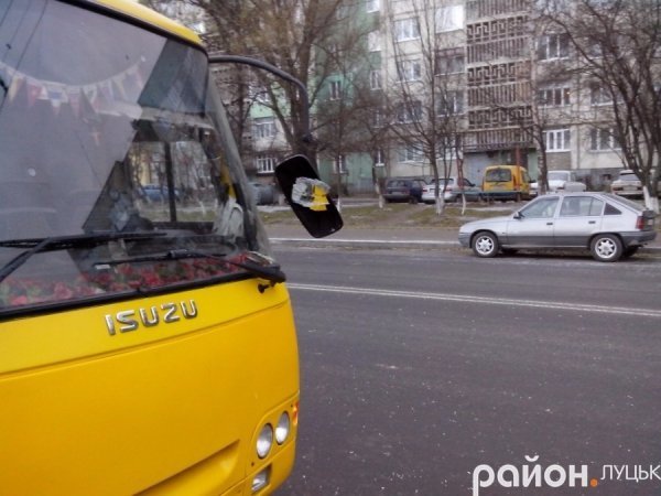 У Луцьку вантажівка «зняла» дзеркало з маршрутки