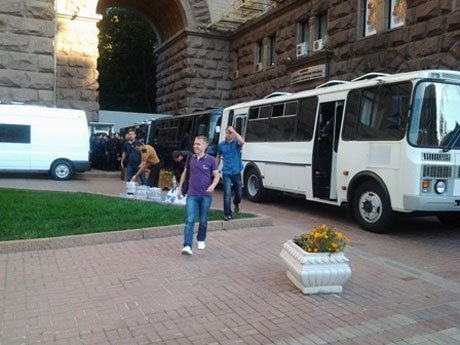 У Києві міліція, бюджетники та «тітушки» зібралися під мерією. ФОТО