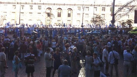 У Києві міліція, бюджетники та «тітушки» зібралися під мерією. ФОТО