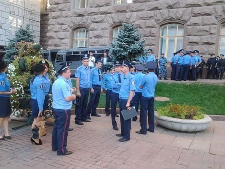 У Києві міліція, бюджетники та «тітушки» зібралися під мерією. ФОТО
