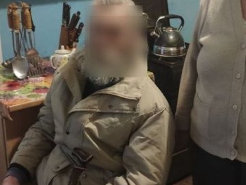 У Луцьку врятували чоловіка з інвалідністю, що лежав посеред вулиці 