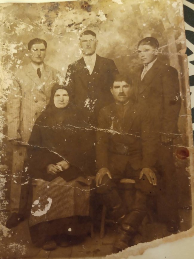 На світлині родина з села Борисковичі на Горохівщині. 1928 рік.  На жінці лядська хустка