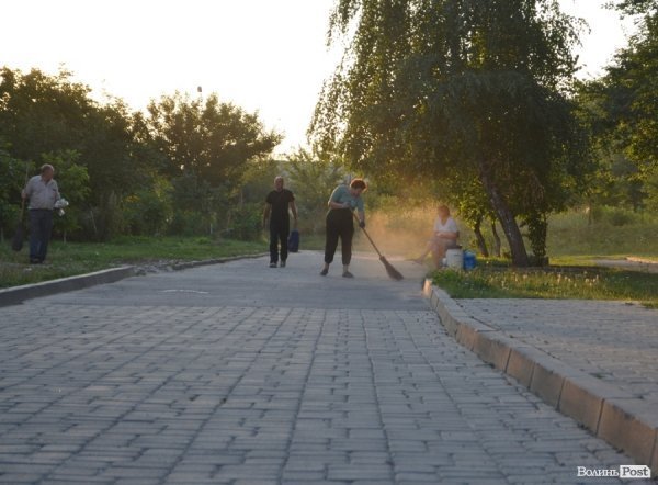 Молочниця ще з шостої ранку працює: продає лучанам до сніданку корисний напій