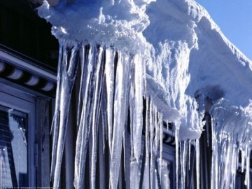 На 16-річного підлітка впала бурулька і проламала йому череп