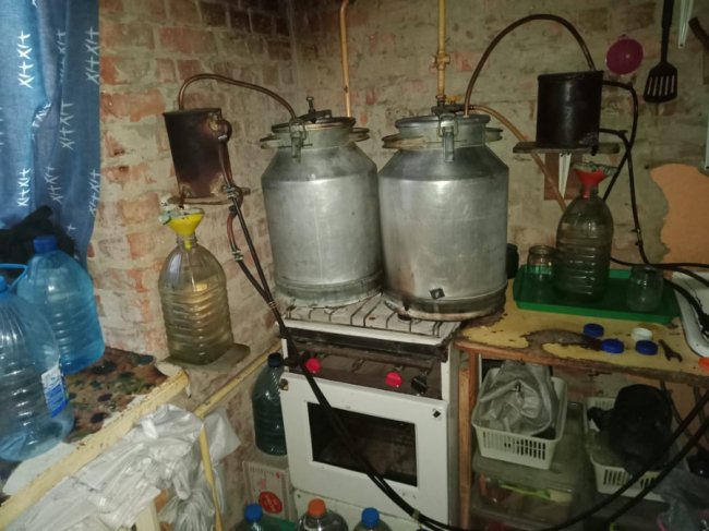 На Волині поліцейські знищили 120 літрів браги