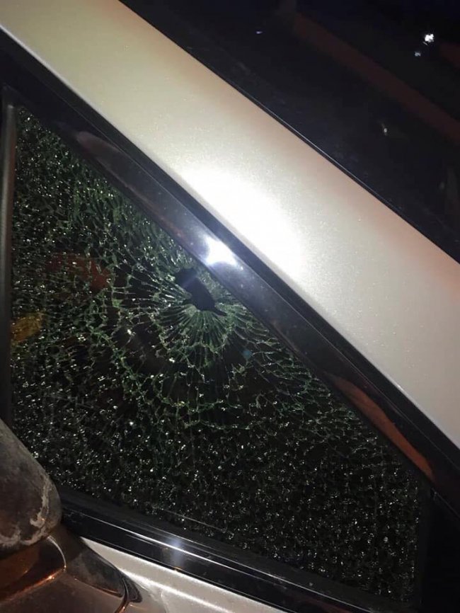 Під Києвом невідомі обстріляли два авто, в одному з них були діти