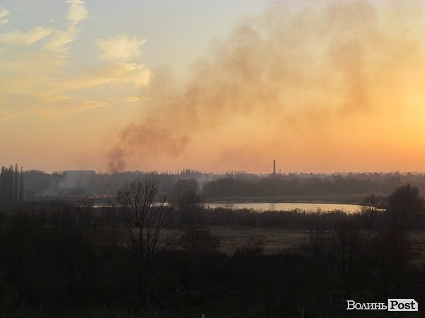 У Луцьку - чергова пожежа Гнідавського болота. ФОТО. ОНОВЛЕНО