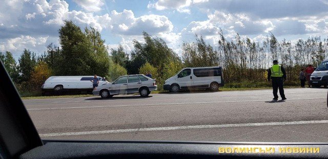 Аварія на Волині: мікроавтобус злетів у кювет. ФОТО