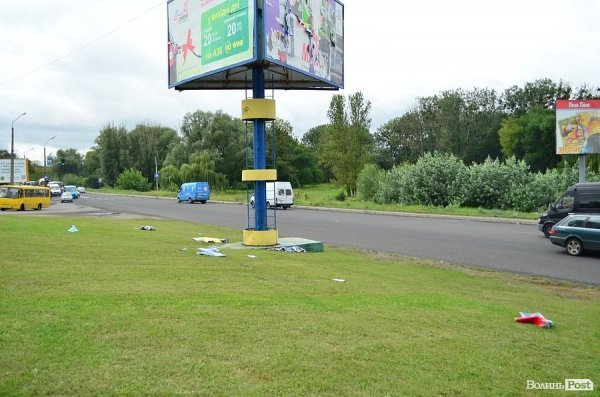 У Луцьку на Набережній – понівечені білборди. ФОТО