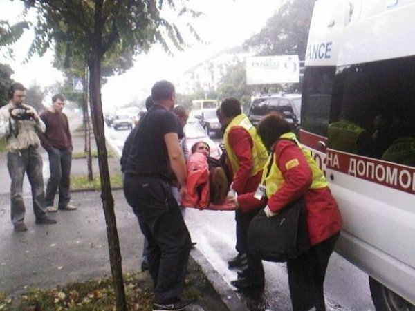 У Києві іномарка збила на переході двох людей. ФОТО