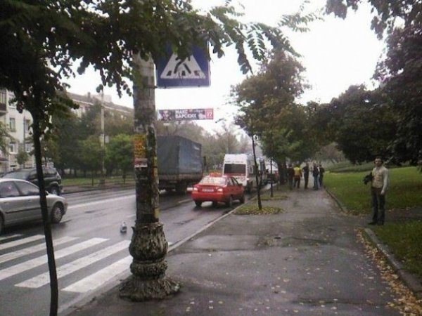 У Києві іномарка збила на переході двох людей. ФОТО