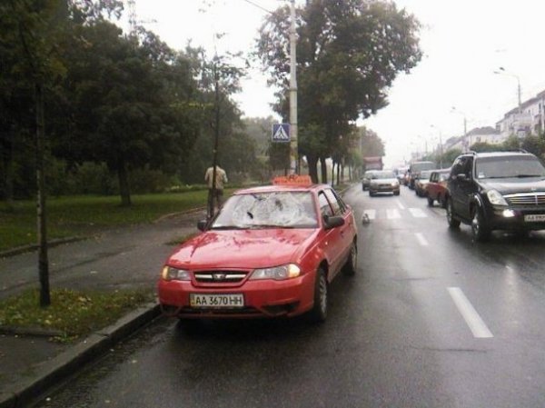 У Києві іномарка збила на переході двох людей. ФОТО