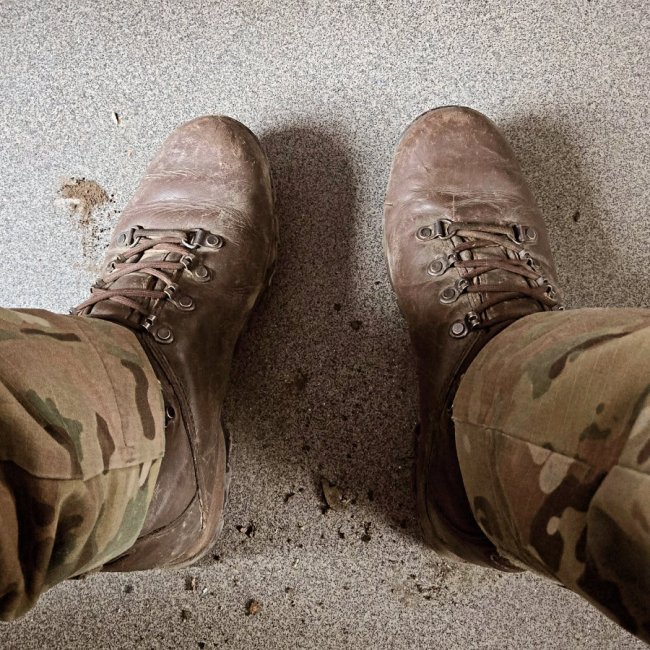 «Це ми дякуємо. Кожного дня»: «Укрзалізниця» відповіла воїну, який їхав з фронту потягом і перепросив за брудні берці