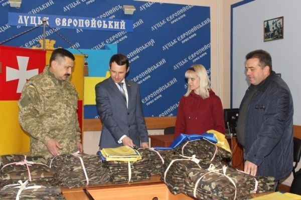 Депутати від «Батьківщини» передали одяг учасникам АТО. ФОТО