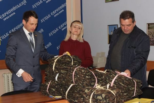 Депутати від «Батьківщини» передали одяг учасникам АТО. ФОТО