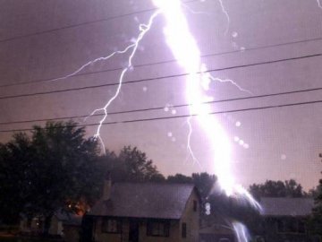 Через блискавку на Волині згоріла будівля