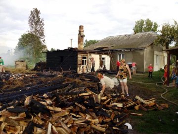 Гасили пожежники і лісівники: у волинському селі горіло господарство